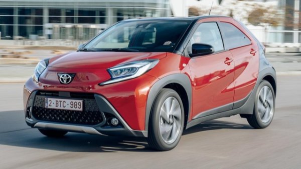 Версията на Toyota Aygo X, оборудвана с 1.0 трицилиндров двигател и мощност 72 коня, е на седмо място в класацията. Този градски автомобил е с предно задвижване и петстепенна механична скоростна кутия (предлага се и версия с автоматична CVT скоростна кутия).  Оценката е 0,4185 евро/км. Комбинирани разход на гориво е  4,8 &ndash; 4,9 л/100 км. 

Ускорението от 0 до 100 км/ч отнема 14,9 секунди , а максималната скорост е 158 км/ч . Вътре в купето има място за четирима души, докато багажникът е с максимален товарен капацитет от 231 литра. Японците са поставили модерно и функционално табло, характеризиращо се с наличието на 9" сензорен дисплей за информационно-развлекателната система, съвместима с Apple CarPlay и Android Auto. 